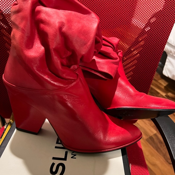 Stuart Weitzman
Stuart Weitzman Red Leather Slouch Block Heel Ankle - Picture 3 of 6